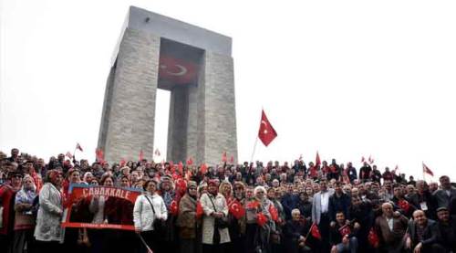 Analar şehitlerin huzurunda