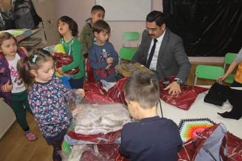 Anaokulu Öğrencilerine Giysi Yardımı
