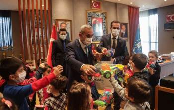 Anaokulu Öğrencilerini Makamında Ağırladı, Oyuncak Hediye Etti
