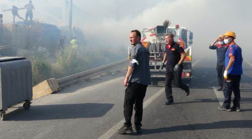 Anız yangını porselen fabrikasına sıçradı!