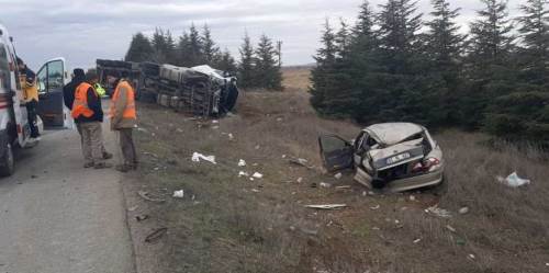Ankara - Eskişehir yolunda tır kazası: Savruldular!
