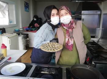 Anne Ve Kızı, Balık Izgara Salonu İşletiyor
