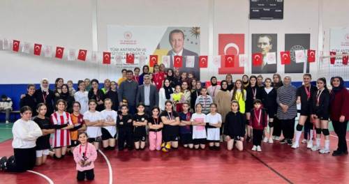 Anne ve kızlar Tomarza’da voleybol heyecanı yaşadı