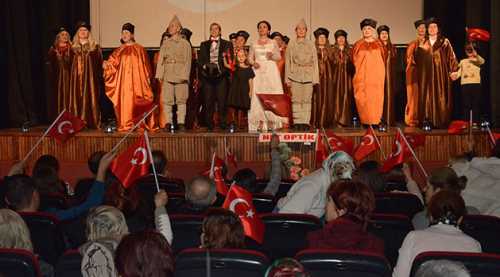 Anneler 10 Kasım için sahne aldı