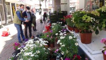 Anneler Günü Çiçekçilerin Yüzünü Güldürdü
