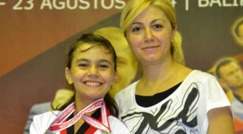 Annesi öğretiyor, kızı madalyalar kazanıyor