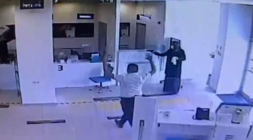 Annesinin kıyafetlerini giydi, soygun yaptı!