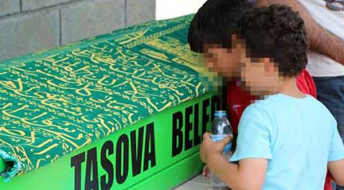 Annesinin öldürdüğü babasının tabutunu böyle öptü