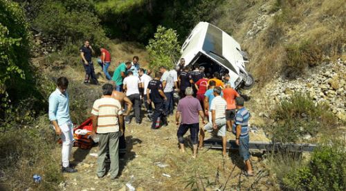 Antalya'da tur otobüsü uçuruma yuvarlandı!