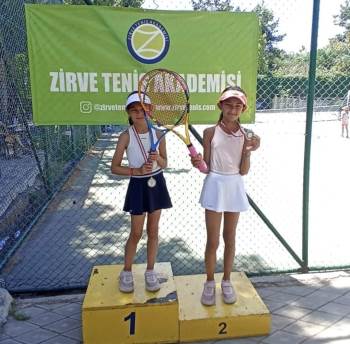 Antalya’Daki Tenis Turnuvasında Kaya Kardeşler İkinci Oldu
