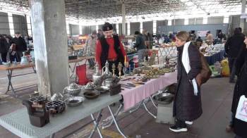 Antika Pazarı Vatandaşları Geçmişe Götürüyor
