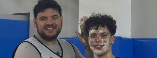 Antrenmanda çifte doğum günü kutlaması