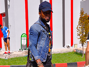 Antrenmanı dışardan izledi