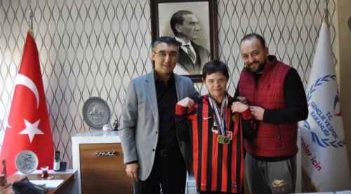 Antrenörünün omzundan indi başarıya kulaç attı