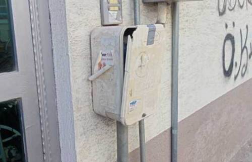 Apartman kapısına yerleştirilen pano vatandaşı endişelendiriyor