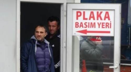 APP Plaka Kullanan Sürücüler Plakacıların Önünde Kuyruğa Girdi: “Değiştirmezsek 145 Bin TL Ceza Var