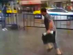 Taksim'de Vatandaşlar Yağmura Hazırlıksız Yakalandı