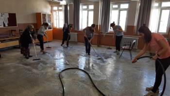 Ara Tatilde Öğretmenler Okulu Temizledi
