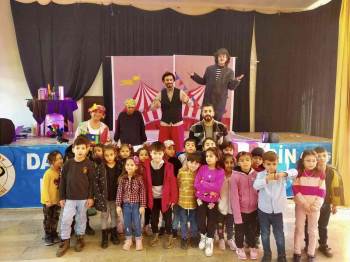 Ara Tatile Giren Öğrenciler İçin Tiyatro Gösterisi
