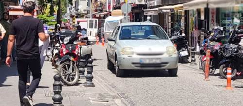 Araba, motor, bisiklet var; yayaya yer yok!