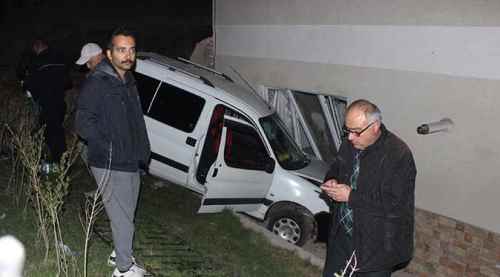 Araç evin içine girdi: 1 yaralı