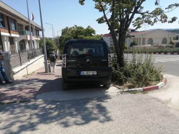 Aracını Kaldırıma Park Eden Duyarsız Sürücü Tepkilere Neden Oldu
