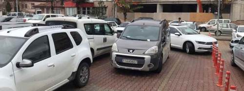 Aracını park ettiği yerden çıkaramayınca bu notu yazdı!