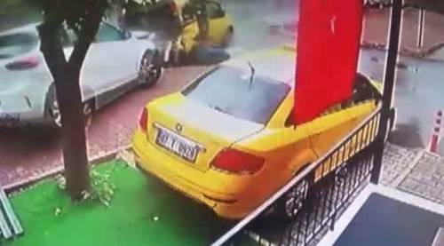 Aracını temizlerken dehşeti yaşadı!