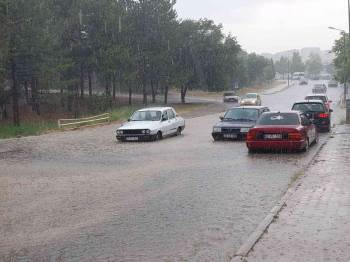 Araçlar Sel Sularında Mahsur Kaldı
