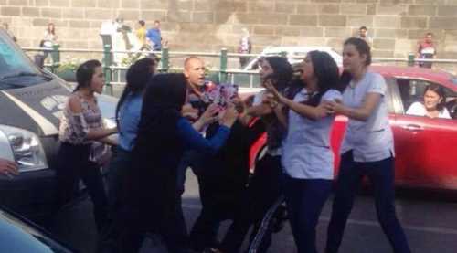 Araçlardan inip birbirlerine girdiler