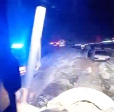 Araçları kar nedeniyle yoldan çıkan 9 kişi kurtarıldı