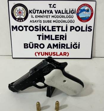 Araçtan Ateş Açan 2 Maganda Silahla Birlikte Yakalandı
