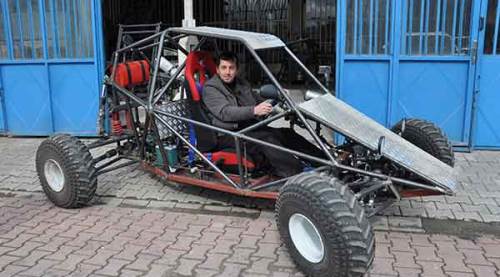 Arazide gezmek için kendi aracını yaptı