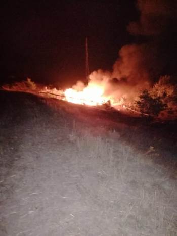 Arı Kovanları Yandı
