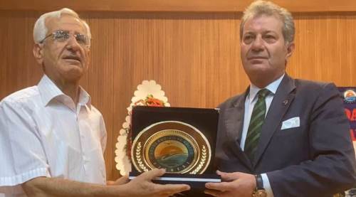 Arsuz’dan Büyükerşen’e teşekkür plaketi