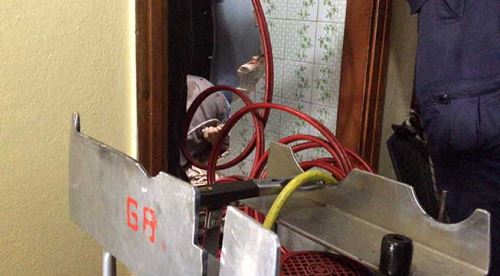 Asansör kabini ile duvar arasında sıkışarak can verdi