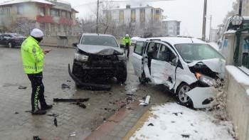Aşı Ekibi Kaza Yaptı: 4 Sağlık Görevlisi Yaralandı
