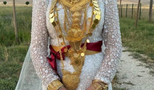 Aşiret düğünü yine şaşırtmadı: Kilolarca altın... 