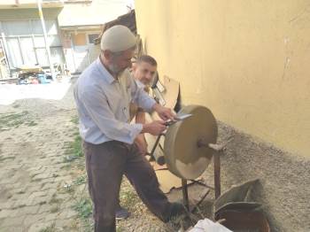 Asırlık Bileme Taşında Bıçak Biliyorlar
