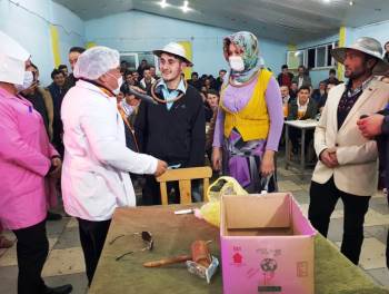 Asker Eğlencesinde ’Coronovirüs’ Tiyatrosu
