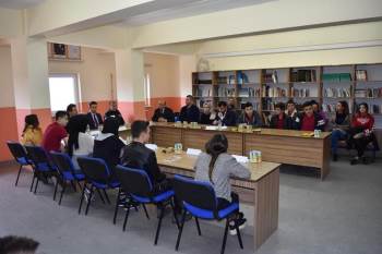 Aslanapa’Da ’’Hem Okuyoruz Hem Konuşuyoruz’’ İsimli Söyleşi  Programı
