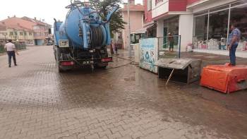 Aslanapa’Da Çöp Konteynerleri İlaçlanıyor
