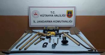 Aslanapa’Da İzinsiz Kazı Yapan 4 Kişi Suçüstü Yakalandı
