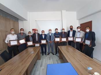 Aslanapa’Da Muhtarlara Teşekkür Belgesi
