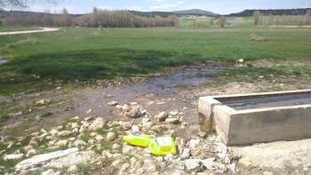 Aslanapa’Da Tarım Arazilerine Atılan Zirai İlaç Atıkları Tehlike Saçıyor
