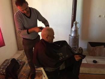 Aslanapa’Da Yaşlı Ve Engelli Vatandaşlara Evde Traş Hizmeti
