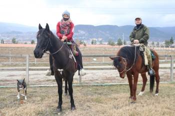 At Sırtında Dünya Turu Yapan Turistler Kütahya’Da

