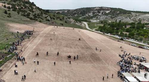 At üzerinde cirit atarak Spor Bayramı kutladılar