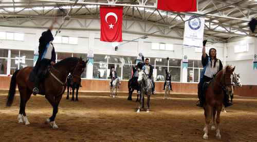 At üzerinde kep atarak mezun oldular