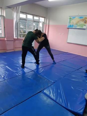 Ata Sporu Güreş Öğrencilere Öğretiliyor
